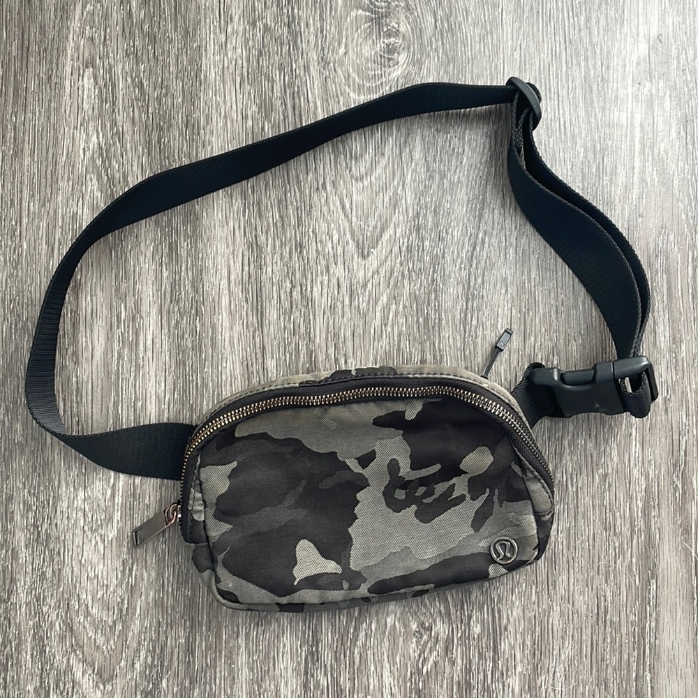 Lululemon Everywhere Belt Bag